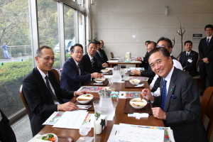 （写真）宮ケ瀬ダム放流カレーと黒岩県知事、小野澤町長と皆さん