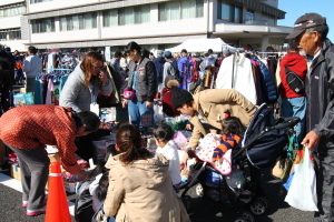 （写真）リサイクルマーケットの様子