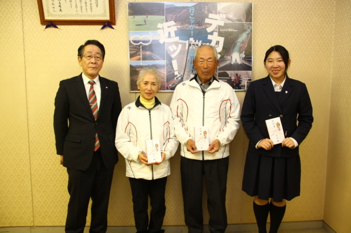 （写真）左から小野澤町長、姫代子さん・行美さんご夫婦、大平さん