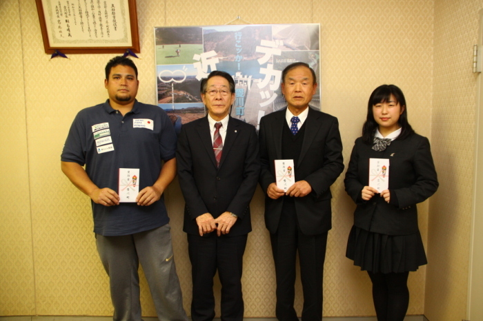（写真）倉木さん、小野澤町長、内山さん、後藤さん