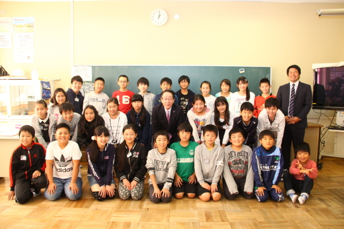 （写真）<p>半原小学校6年2組の皆さんと小野澤町長</p>の集合写真
