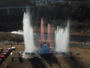 （写真）一斉放水の様子