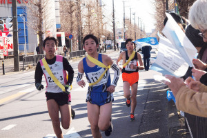 （写真）町一周駅伝で力走する選手の皆さん