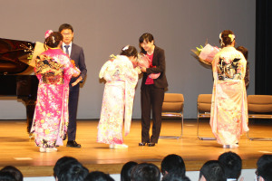 （写真）中学校時代の恩師に感謝の花束贈呈