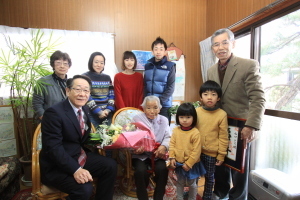 （写真）山口さんとご家族、小野澤町長
