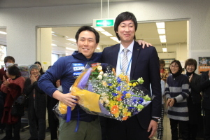 （写真）荻田さんと同級生の町職員