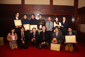 （写真）小野澤町長、特別審査員、受賞者の皆さん