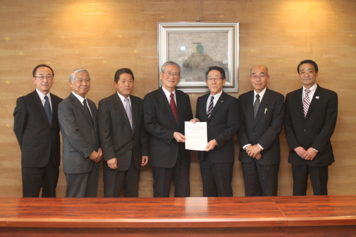 （写真）瀧会長から提案書を受け取る小野澤町長。両側は愛川小田急多摩線延伸促進協議会の役員の皆さん、吉川副町長