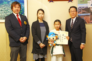 （写真）左から朱心会館 小関館長、お母さんの良子さん、関戸さん、小野澤町長