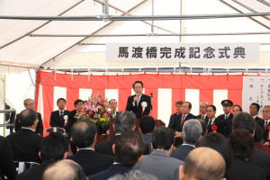 （写真）記念式典での小野澤町長あいさつ