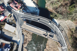 （写真）新しい馬渡橋（写真上部）と架設橋（写真下部）