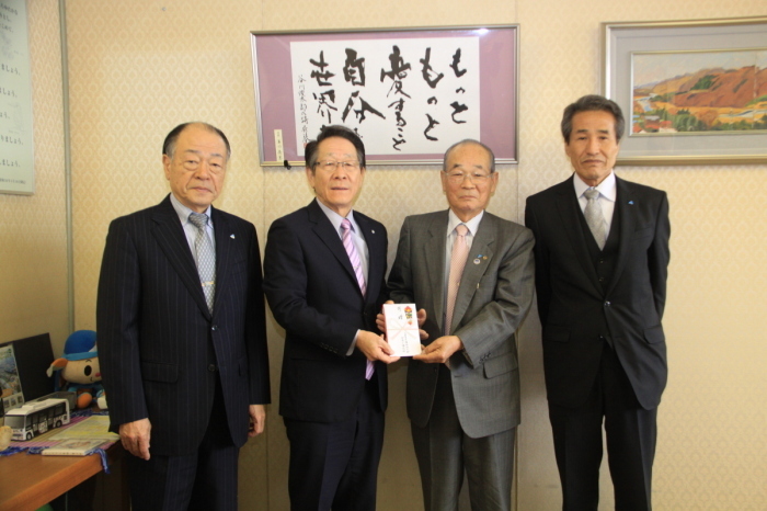 （写真）小野澤町長と小嶋会長、厚木法人会の皆さん