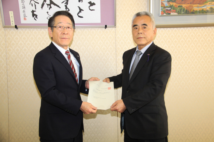 （写真）小島会長から答申書を受領する小野澤町長