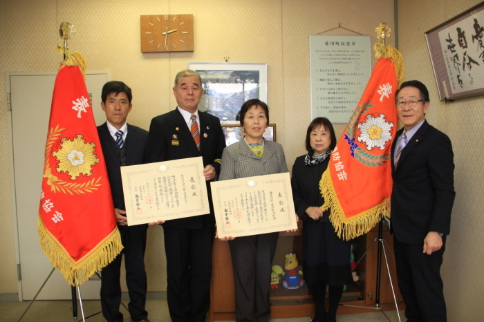 （写真）小島副団長、鈴木団長、荻田代表、花上さん、小野澤町長