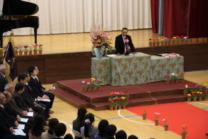 （写真）送ることばを述べる小野澤校長