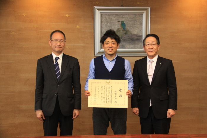 （写真）左から関東農政局神奈川県拠点 吉永宏喜地方参事官、千葉さん、小野澤町長