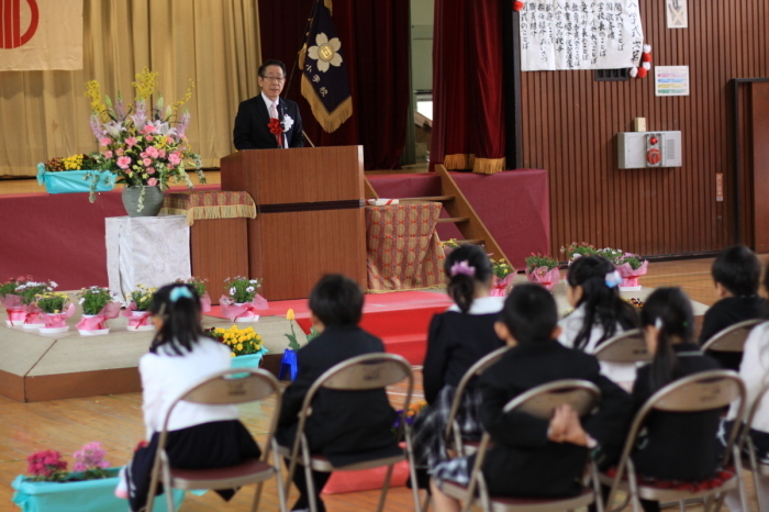（写真）田代小学校の入学式であいさつをする小野澤町長