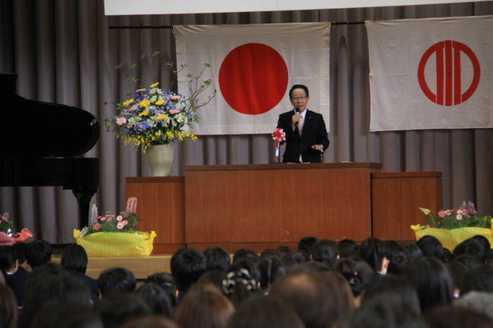 （写真）<p>愛川東中学校の入学式であいさつをする小野澤町長</p>
