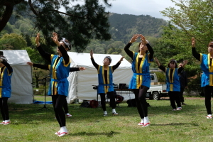 （写真）ステージイベントの民謡披露