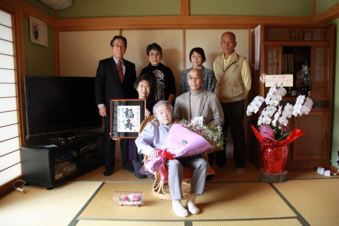 （写真）沼田さんとご家族、小野澤町長