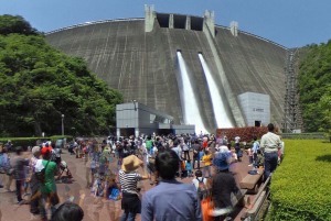 （写真）宮ケ瀬ダム観光放流