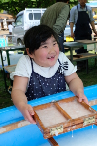 （写真）手すき和紙体験