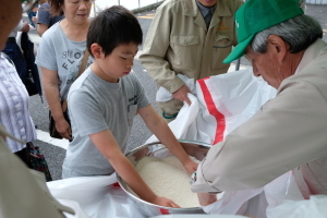 （写真）お米のすくい取りコーナー