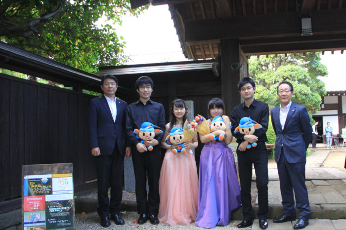 （写真）小野澤町長、佐藤教育長と若き演奏家の皆さん