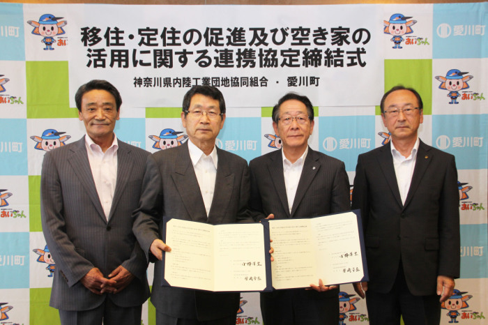 （写真）左から並ぶ同組合 山本常務理事、柴崎理事長、小野澤町長、吉川副町長