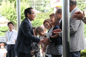 （写真）初登庁での支援者の皆さんによる出迎え