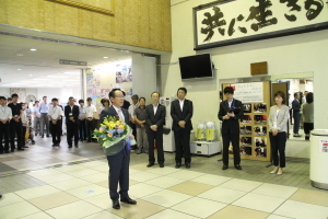 （写真）初登庁であいさつをする小野澤町長
