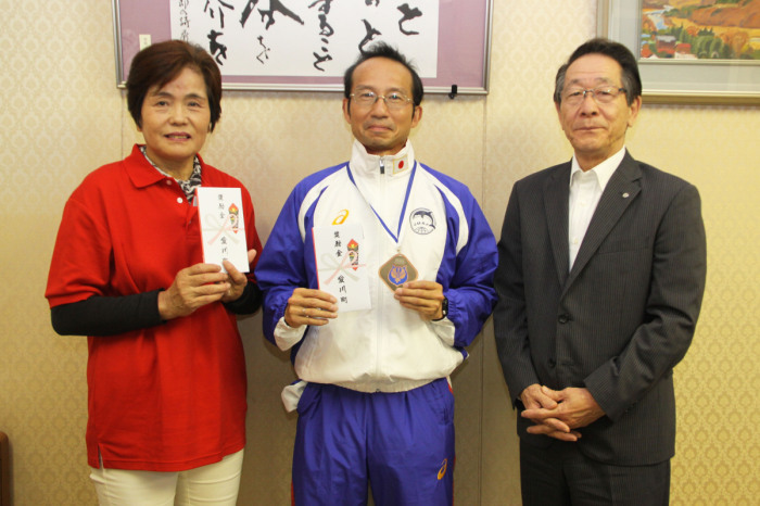 （写真）左から林さん、水田さん、小野澤町長