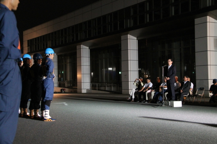 （写真）選手を激励する小野澤町長