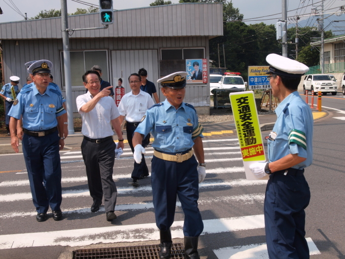 （写真）厚木警察署 清水署長、小野澤町長、町交通指導隊 柳川隊長による巡視