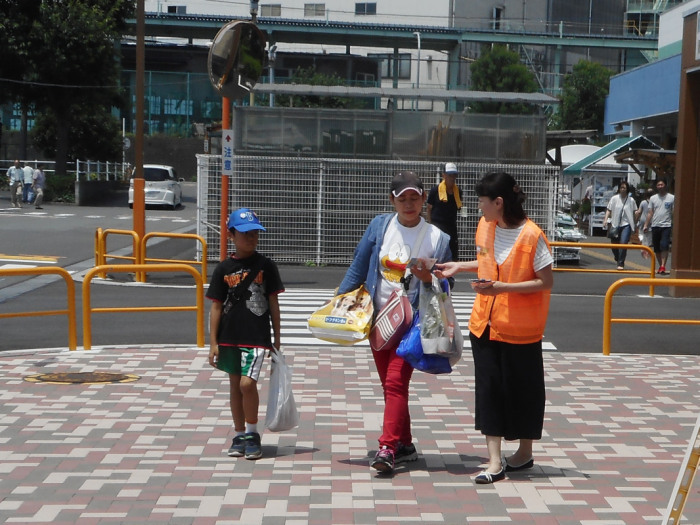 （写真）交通安全母の会の皆さんによる活動