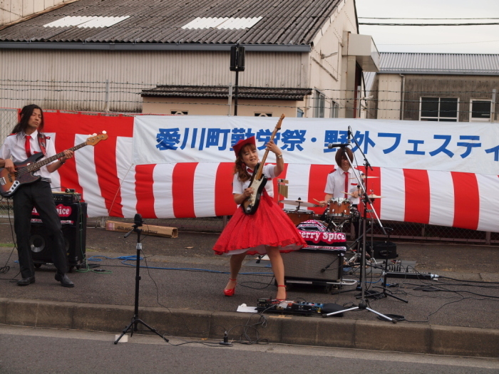 （写真）Haruka with Cherry Spiceの演奏
