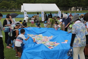 （写真）会場の「魚つりゲーム」の様子