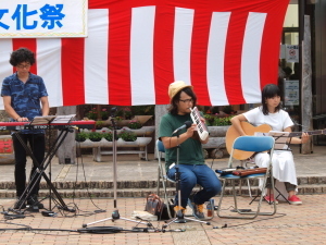 （写真）イシタニタイジュDuoによる鍵盤ハーモニカ演奏