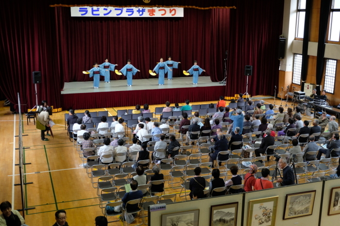 （写真）愛川町民踊クラブの発表中の会場の様子