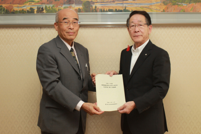 （写真）馬場副委員長から建議書を受領する小野澤町長