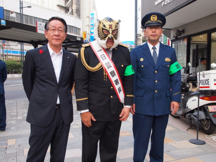 （写真）左から小野澤町長、佐山さん、厚木警察署の清水署長