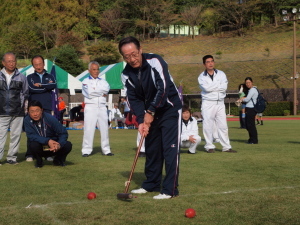 （写真）「ふれあいミニゲートボール」に参加する小野澤町長