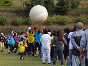 （写真）「大玉を運べ」の様子