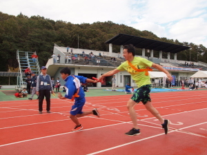 （写真）「地区選抜リレー」の様子