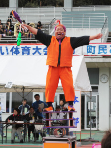 （写真）大道芸人JTさんによるパフォーマンス