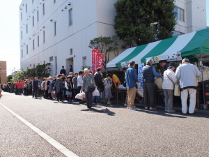 （写真）立科町産りんご販売の様子