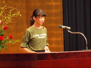 （写真）福祉作文最優秀賞の中津小学校6年・藤本真央さん