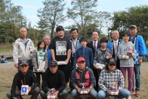 （写真）入賞した皆さんと、来賓・役員の方々