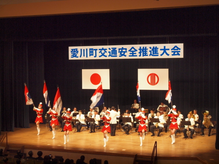 （写真）神奈川県警察音楽隊の演奏とカラーガード演技