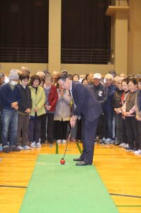 （写真）始球式を行う小野澤町長